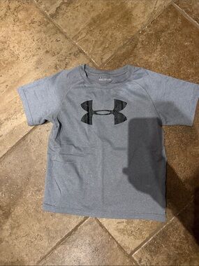 Under Armour Boys Light Gray Short Sleeve Tee with Black Logo
